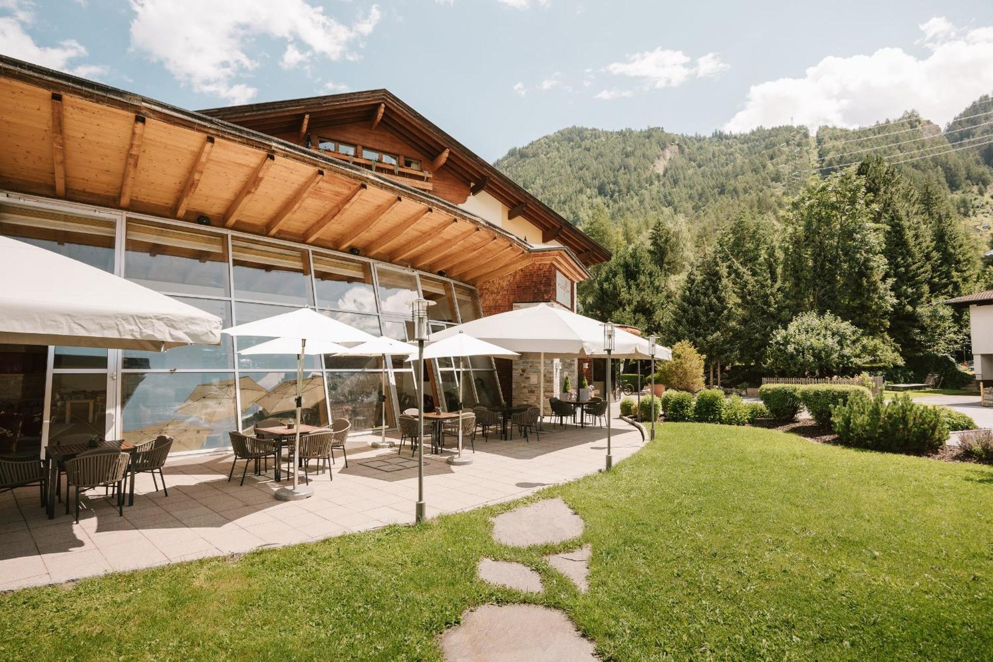 Neueroeffnung Miaflor Familien- & Aktivresort Ried im Oberinntal Dış mekan fotoğraf